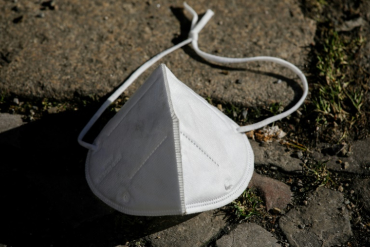 Un masque jeté dans la rue à Berlin, le 21 février 2021 ( AFP / DAVID GANNON )