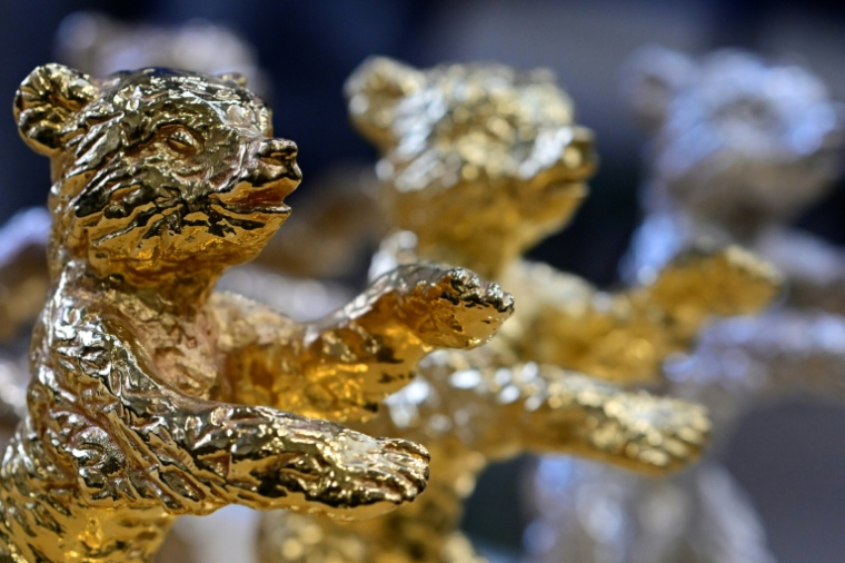 Des trophées de la Berlinale sont exposés sur le site de production de la fonderie d'art Hermann Noack à Berlin, le 15 janvier 2026 ( AFP / John MACDOUGALL )