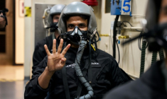 Photo, prise et diffusée le 4 octobre 2024 par la société aérospatiale privée Axiom Space, de Shubhanshu Shukla, membre de l'équipage assigné à l'Ax-4, en combinaison de vol, casque d'aviation et masque à oxygène,  pendant un entraînement au Johnson Space Center (JSC) de la NASA à Houston, au Texas ( AXIOM SPACE / - )