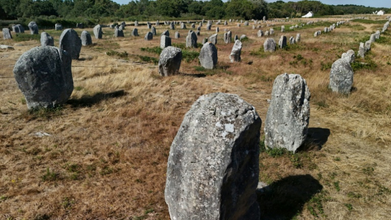 Vue générale le 4 juillet 2025 de l'alignement des mégalithes de Carnac (ouest) qui viennent d'être classés au patrimoine mondial par l'Unesco ( AFP / Damien MEYER )