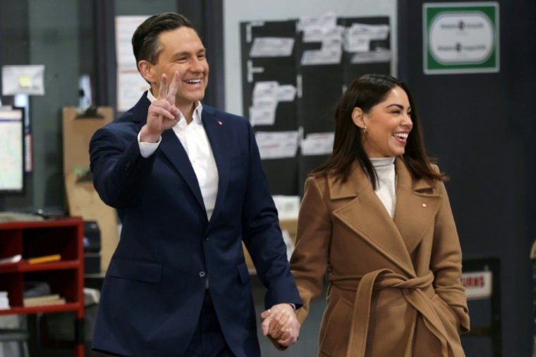 Le chef des conservateurs du Canada Pierre Poilievre et son épouse Anaida, le 12 avril 2025 à Ottawa ( AFP / Dave Chan )
