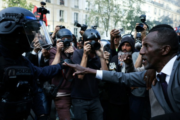 Le maire LFI de Saint-Denis Bally Bagayoko entre le cordon de policiers et les lycéens manifestants à Paris, le 6 octobre 2026 ( AFP / Kenzo TRIBOUILLARD )