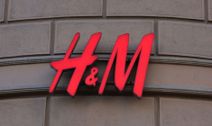 Le logo de H&M est exposé à l'extérieur d'un magasin à Moscou
