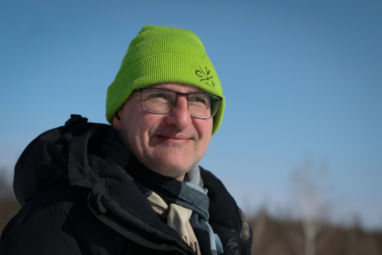 Nikita Tananaev, directeur du laboratoire du climat de l'Université fédérale du Nord-Est, observe les "bylars" près du bourg de Tchouraptcha, à environ 135 kilomètres de Yakoutsk, en Sibérie orientale, le 29 mars 2025 ( AFP / STRINGER )