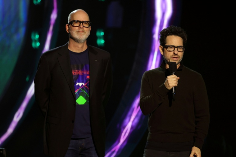 Le réalisateur américain J.J. Abrams (d) et le concepteur du jeu vidéo "Left 4 Dead", Mike Booth sur scène lors des Game Awards au Peacock Theater, à Los Angeles, le 11 décembre 2025 ( AFP / Michael Tran )