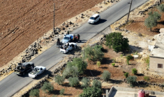 Des druzes armés se déploient dans le village de al-Dur, dans le sud de la Syrie, après le retrait des forces gouvernementales le 17 juillet 2025 ( AFP / Omar HAJ KADOUR )