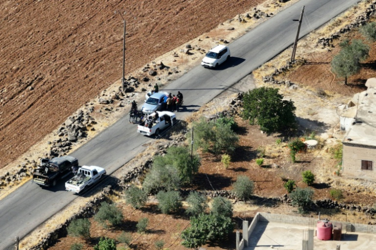 Des druzes armés se déploient dans le village de al-Dur, dans le sud de la Syrie, après le retrait des forces gouvernementales, le 17 juillet 2025 ( AFP / Omar HAJ KADOUR )