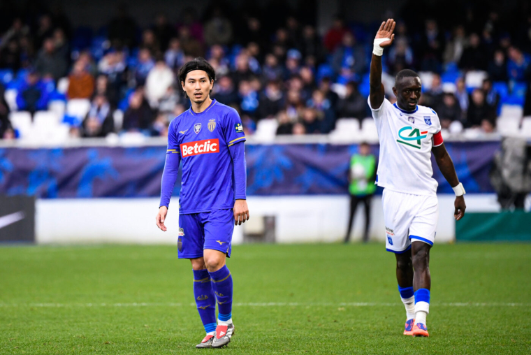 Takumi Minamino gravement blessé au genou