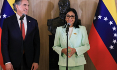 Photo diffusée par le bureau de presse de la présidence vénézuélienne montrant la présidente par intérim du Venezuela, Delcy Rodriguez (d) et le ministre américain à l'Intérieur, Doug Burgum, au palais présidentiel de Miraflores, le 5 mars 2026 à Caracas ( Venezuelan Presidency / ZURIMAR CAMPOS )