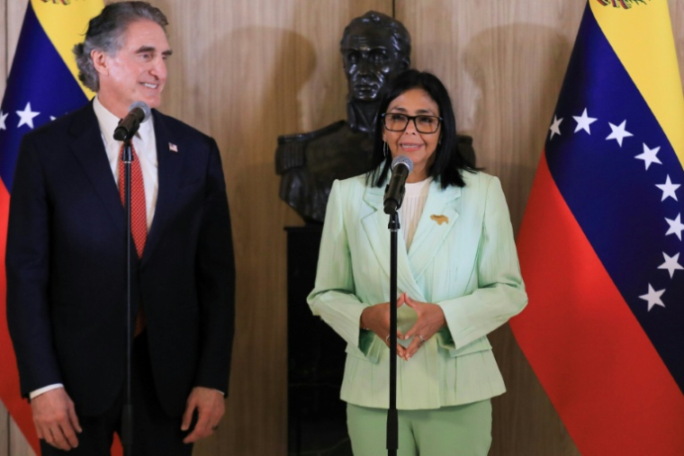 Photo diffusée par le bureau de presse de la présidence vénézuélienne montrant la présidente par intérim du Venezuela, Delcy Rodriguez (d) et le ministre américain à l'Intérieur, Doug Burgum, au palais présidentiel de Miraflores, le 5 mars 2026 à Caracas ( Venezuelan Presidency / ZURIMAR CAMPOS )