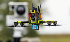 Un drone "chasseur" devant une unité de capteurs mobiles pour la détection de drones au Centre national de test pour les systèmes aériens sans pilote du Centre aérospatial allemand (DLR), lors d'une présentation du programme "Custodian" à Cochstedt, en Allemagne, le 8 octobre 2025 ( AFP / JENS SCHLUETER )