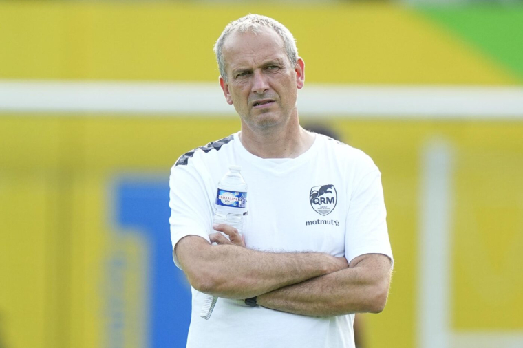 Et le premier coach viré de la saison en France est...