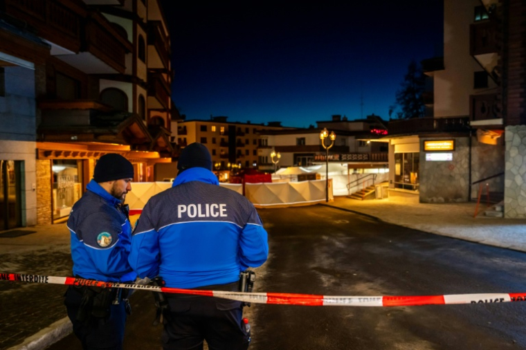 La police contrôle les accès à la rue où l'incendie d'un bar a fait plusieurs morts et blessés dans la nuit du Nouvel An à Crans-Montana en Suisse le 1er janvier 2026 ( AFP / MAXIME SCHMID )
