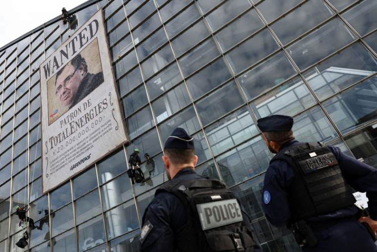 Des militants écologistes protestent alors que TotalEnergies tient son assemblée générale annuelle près de Paris