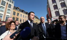 Le président du Rassemblement National Jordan Bardella, au centre, le 5 mars 2026, à Lille ( AFP / Francois LO PRESTI )