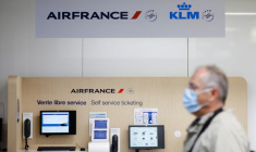 Un passager passe devant les logos Air France et KLM à l'aéroport de Nantes-Atlantique en France