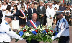 Le maire de Nice Eric Ciotti dépose une gerbe, le 12 juillet 2026, lors d'une marche sur la Promenade des Anglais lançant les commémorations des dix ans de l'attentat au camion-bélier qui avait  fait 86 morts et plus de 400 blessés le 14 juillet 2016 ( AFP / Valery HACHE )