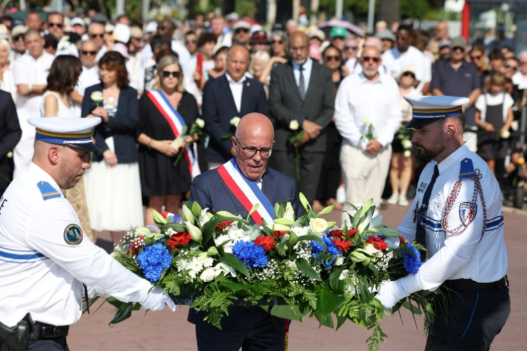 Le maire de Nice Eric Ciotti dépose une gerbe, le 12 juillet 2026, lors d'une marche sur la Promenade des Anglais lançant les commémorations des dix ans de l'attentat au camion-bélier qui avait  fait 86 morts et plus de 400 blessés le 14 juillet 2016 ( AFP / Valery HACHE )
