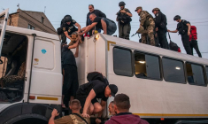 Les sauveteurs évacuent les résidents à Kherson, en Ukraine