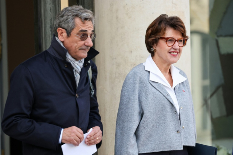 le ministre du Commerce Serge Papin et la ministre de l'Agriculture Annie Genevard à la sortie de l'Elysée, le 22 octobre 2025 à Paris ( AFP / Ludovic MARIN )