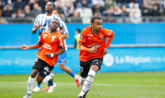 Lorient garde la tête à Grenoble grâce à Éli Junior Kroupi