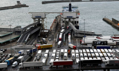 Des camions débarquent d'un ferry transmanche au port de Douvres