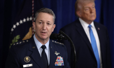 Dan Caine et Donald Trump à Palm Beach, aux États-Unis, le 3 janvier 2026. ( GETTY IMAGES NORTH AMERICA / JOE RAEDLE )