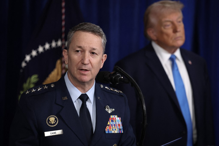 Dan Caine et Donald Trump à Palm Beach, aux États-Unis, le 3 janvier 2026. ( GETTY IMAGES NORTH AMERICA / JOE RAEDLE )