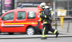 Les pompiers pourront toujours partir plus tôt à la retraite, malgré la réforme qui prévoit un recul de l'âge légal de départ à 64 ans. ( AFP / KENZO TRIBOUILLARD )