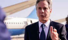 Le secrétaire d'État américain Antony Blinken à l'aéroport international Ben Gurion, à Tel Aviv