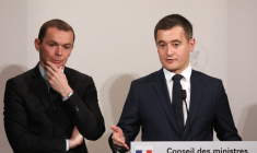 Olivier Dussopt et Gérald Darmanin à Paris, le 27 mars 2019. ( AFP / LUDOVIC MARIN )