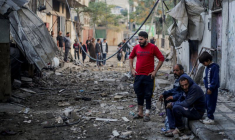 Des habitants de Khan Younès, à Gaza, après des frappes israéliennes