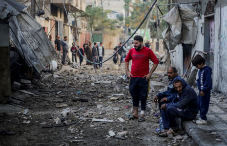 Des habitants de Khan Younès, à Gaza, après des frappes israéliennes