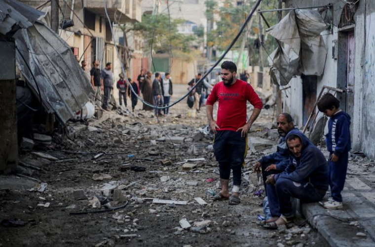 Des habitants de Khan Younès, à Gaza, après des frappes israéliennes