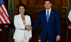 Le secrétaire d'État américain Marco Rubio serre la main de la présidente péruvienne Keiko Fujimori lors d'une conférence de presse au Palais du gouvernement à Lima, le 10 septembre 2026 ( AFP / ERNESTO BENAVIDES )