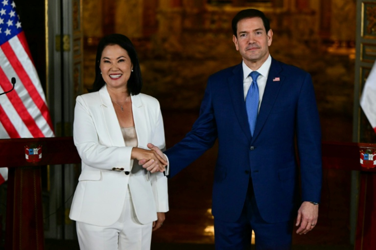 Le secrétaire d'État américain Marco Rubio serre la main de la présidente péruvienne Keiko Fujimori lors d'une conférence de presse au Palais du gouvernement à Lima, le 10 septembre 2026 ( AFP / ERNESTO BENAVIDES )