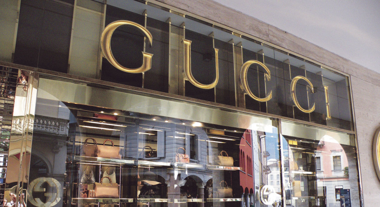 Le géant du luxe Kering figure parmi les plus belles valeurs de la cote. Son titre a pourtant perdu 45% entre le plus-haut atteint en août 2021 et le plus-bas de mai 2022, ramenant ses multiples de valorisation à des niveaux plus attrayants. (© cc)