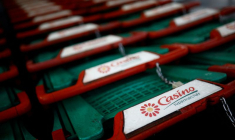 Un logo de Casino sur un chariot de courses à l'extérieur d'un supermarché