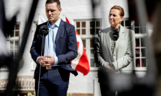 La Première ministre danoise Mette Frederiksen (d) et le Premier ministre groenlandais Jens-Frederik Nielsen tiennent une conférence de presse devant le palais de Marienborg, à Copenhague, le 27 avril 2025 ( Ritzau Scanpix / Mads Claus Rasmussen )