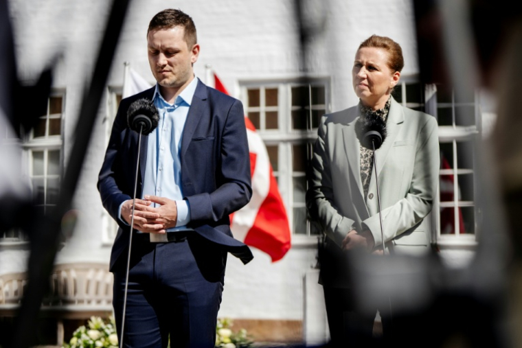 La Première ministre danoise Mette Frederiksen (d) et le Premier ministre groenlandais Jens-Frederik Nielsen tiennent une conférence de presse devant le palais de Marienborg, à Copenhague, le 27 avril 2025 ( Ritzau Scanpix / Mads Claus Rasmussen )