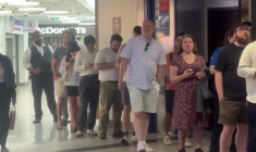 Eclipse solaire : une queue interminable pour des lunettes de protection à Londres