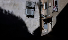 Des climatiseurs dans la ville de Manosque, dans les Alpes-de-Haute-Provence, le 29 septembre 2024 ( AFP / JOEL SAGET )