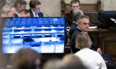 L'ancien policier Egisto Ott assis à la cour criminelle de Vienne, en Autriche, le 6 novembre 2024 ( AFP / JOE KLAMAR )