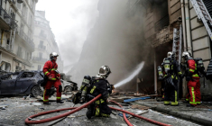 Des pompiers éteignent un incendie à la suite de l'explosion d'une boulangerie, à l'angle des rues Sainte-Cécile et de Trévise, dans le centre de Paris, le 12 janvier 2019 ( AFP / Thomas SAMSON )