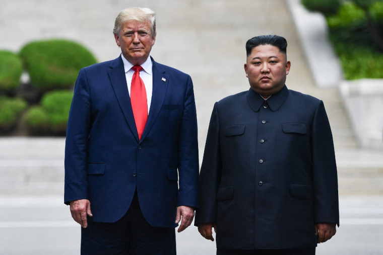 Donald Trump et Kim Jong Un, en juin 2019, à Panmunjom, sur la zone démilitarisée entre Corée du sud et Corée du nord ( AFP / BRENDAN SMIALOWSKI )