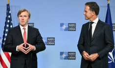 Elbridge Colby et le secrétaire général de l'Otan Mark Rutte, à Bruxelles, le 27 août 2026 ( AFP / NICOLAS TUCAT )