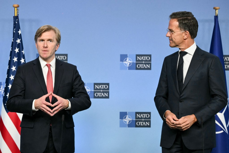 Elbridge Colby et le secrétaire général de l'Otan Mark Rutte, à Bruxelles, le 27 août 2026 ( AFP / NICOLAS TUCAT )
