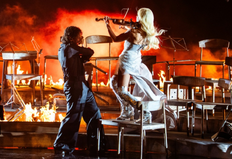 Le duo finlandais  Linda Lampenius et Pete Parkkonen, sur la scène de l'Eurovision, lors de la première demi-finale le 12 mai 2026 dans la  Stadthalle de Vienne ( APA / GEORG HOCHMUTH )