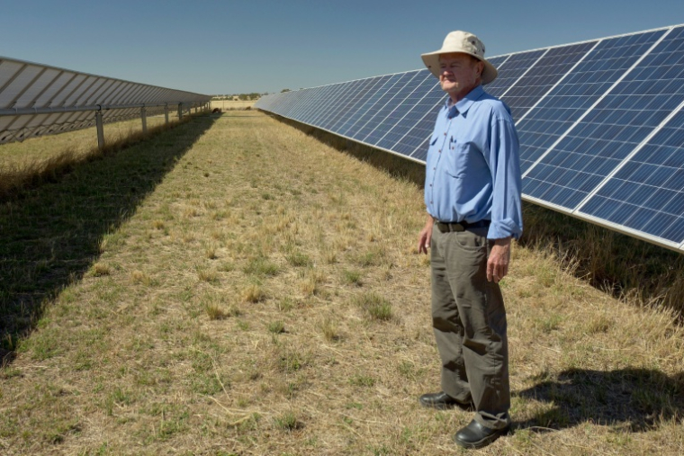 Tom Warren dans son exploitation près de la ville australienne de Dubbo, à environ 400 kilomètres à l'ouest de Sydney, le 19 janvier 2026  ( AFP / Gregory Plesse )