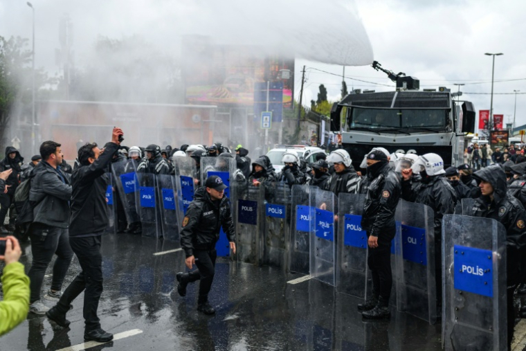 La police utilise du gaz au poivre pour disperser des manifestants lors d'un rassemblement marquant la Journée internationale des travailleurs à Istanbul, le 1er mai 2026 en Turquie ( AFP / Yasin AKGUL )